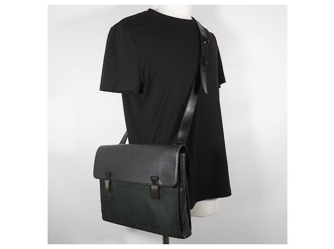 Borsa a tracolla Louis Vuitton Saratov GM Taiga Nero - vista 19