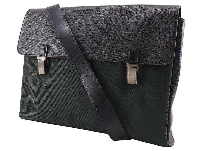 Borsa a tracolla Louis Vuitton Saratov GM Taiga Nero - vista 2