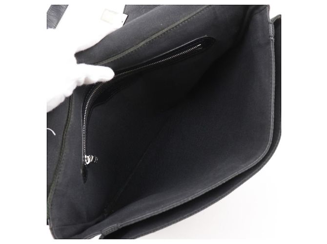 Borsa a tracolla Louis Vuitton Saratov GM Taiga Nero - vista 5