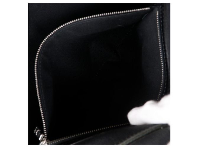 Borsa a tracolla Louis Vuitton Saratov GM Taiga Nero - vista 7