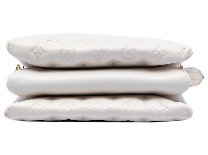 Louis Vuitton Coussin PM aus weißem Monogramm-Präge-Lammleder - Ansicht 3