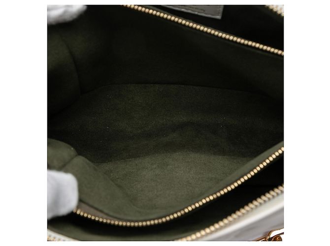 Louis Vuitton Coussin PM aus weißem Monogramm-Präge-Lammleder - Ansicht 4