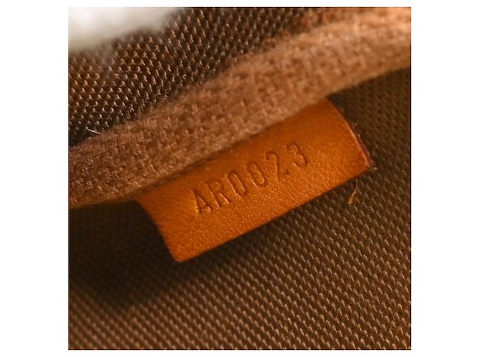 Louis Vuitton Pochette Accessoires Monogram Canvas Medium Marron - vue 5