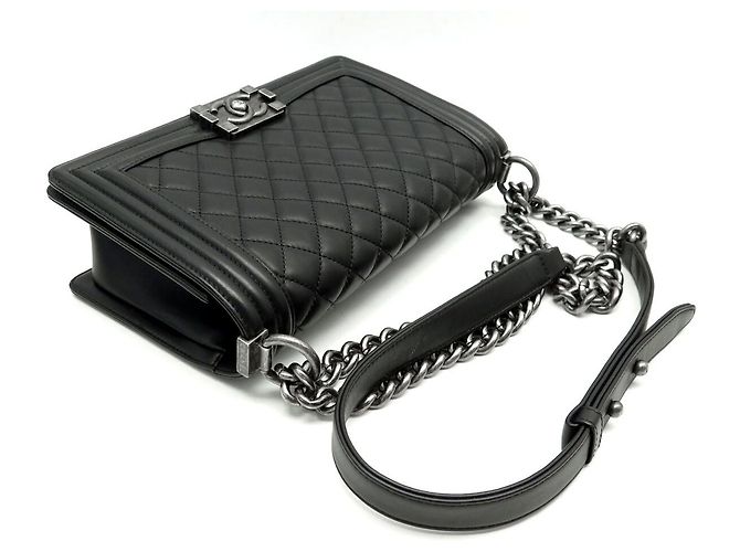 BORSA CHANEL BOY MEDIUM A67086 IN PELLE MATELASSÉ CON TRACCOLLA Nero - vista 4