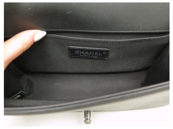 BORSA CHANEL BOY MEDIUM A67086 IN PELLE MATELASSÉ CON TRACCOLLA Nero - vista 9
