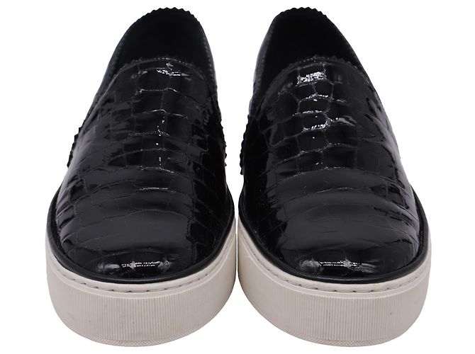 Stuart Weitzman Croc Embossed Nuggets Slip On Sneaker aus schwarzem Leder - Ansicht 2