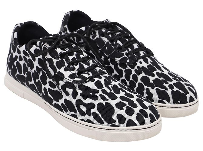 Stuart Weitzman Low Top Sneaker aus Canvas mit Animal Print - Ansicht 2