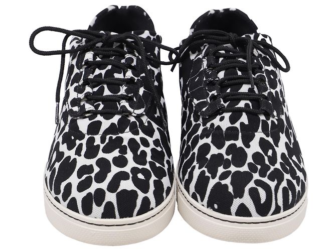 Stuart Weitzman Low Top Sneaker aus Canvas mit Animal Print - Ansicht 3