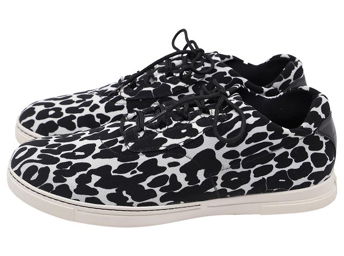 Stuart Weitzman Low Top Sneaker aus Canvas mit Animal Print - Ansicht 4