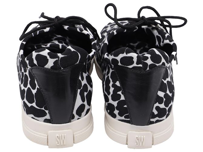Stuart Weitzman Low Top Sneaker aus Canvas mit Animal Print - Ansicht 5