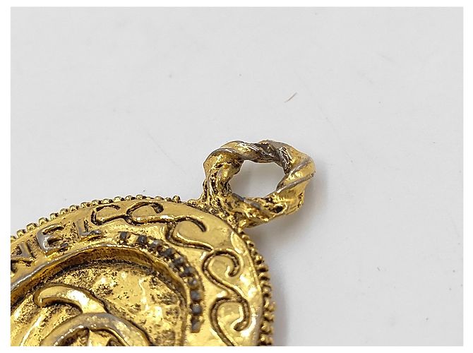 Collana con pendente Chanel CC Coco Letter in metallo con perle finte D'oro - vista 2