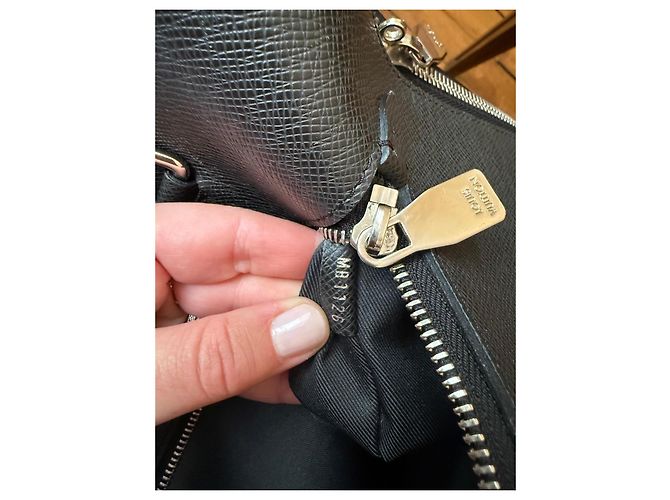 Valigetta in pelle Taiga Louis Vuitton Nero - vista 10