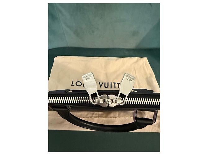 Valigetta in pelle Taiga Louis Vuitton Nero - vista 5