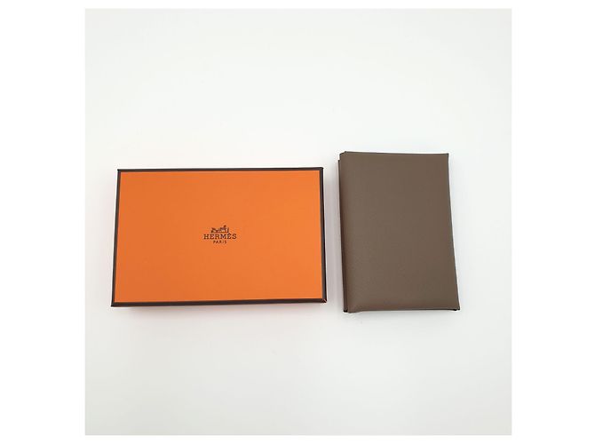 Hermès Mini Cartera Calvi Duo Compact, Pele de Vitello Epsom, Etoupe Beige Marrón claro Marrón oscuro - vista 6