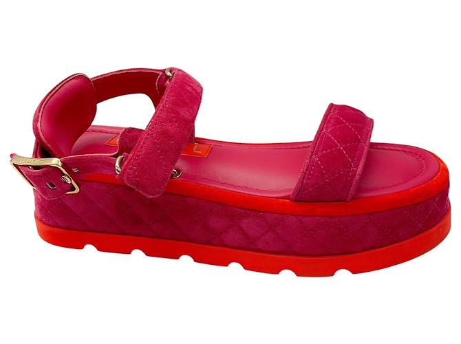 Sandales plates à plateforme en daim de veau matelassé Chanel Rose / Rouge / Logo CC Doré - vue 2