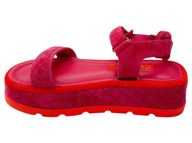 Sandales plates à plateforme en daim de veau matelassé Chanel Rose / Rouge / Logo CC Doré - vue 3