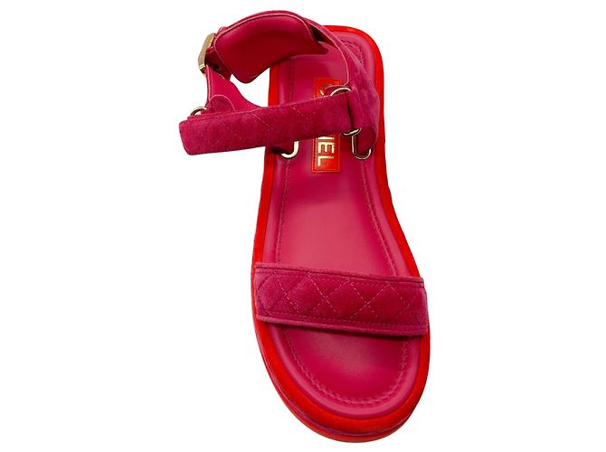 Sandales plates à plateforme en daim de veau matelassé Chanel Rose / Rouge / Logo CC Doré - vue 4