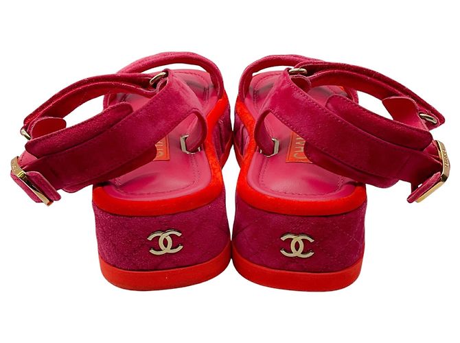 Sandales plates à plateforme en daim de veau matelassé Chanel Rose / Rouge / Logo CC Doré - vue 5