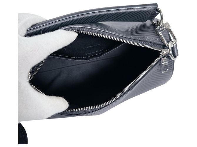 Sac à main Louis Vuitton Soft Polochon PM Noir - vue 10