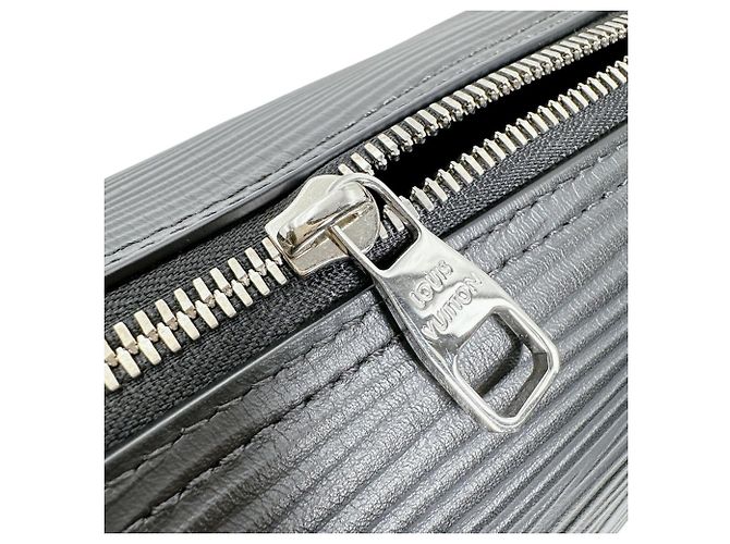 Sac à main Louis Vuitton Soft Polochon PM Noir - vue 11