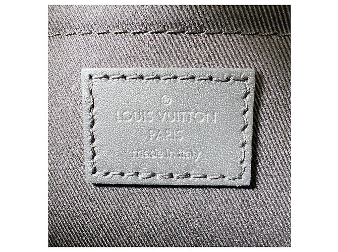 Sac à main Louis Vuitton Soft Polochon PM Noir - vue 16