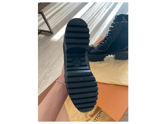 Louis Vuitton Stivaletti con Lacci in Pelle e Camoscio Nero - vista 10