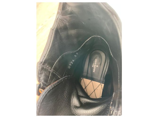 Louis Vuitton Stivaletti con Lacci in Pelle e Camoscio Nero - vista 11