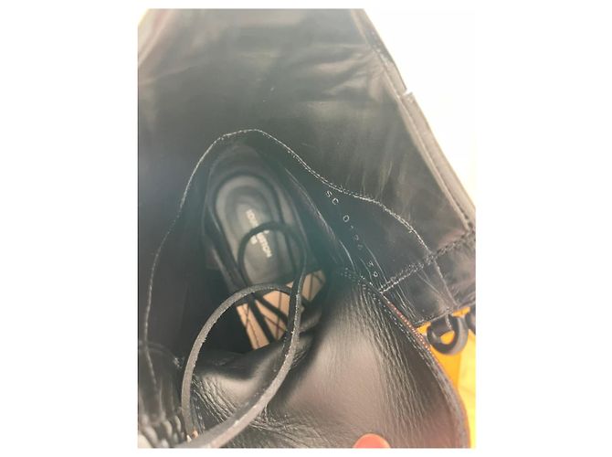 Louis Vuitton Stivaletti con Lacci in Pelle e Camoscio Nero - vista 12