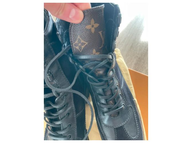Louis Vuitton Stivaletti con Lacci in Pelle e Camoscio Nero - vista 13