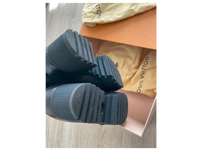 Louis Vuitton Stivaletti con Lacci in Pelle e Camoscio Nero - vista 14
