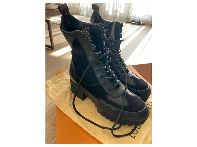 Louis Vuitton Stivaletti con Lacci in Pelle e Camoscio Nero - vista 15