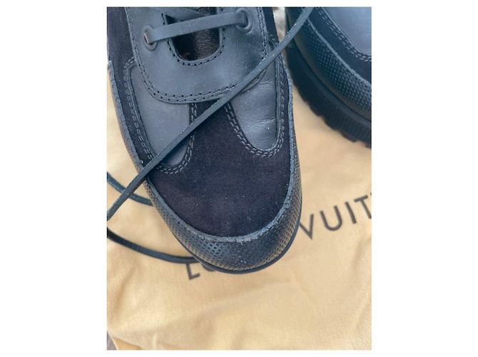 Louis Vuitton Stivaletti con Lacci in Pelle e Camoscio Nero - vista 16