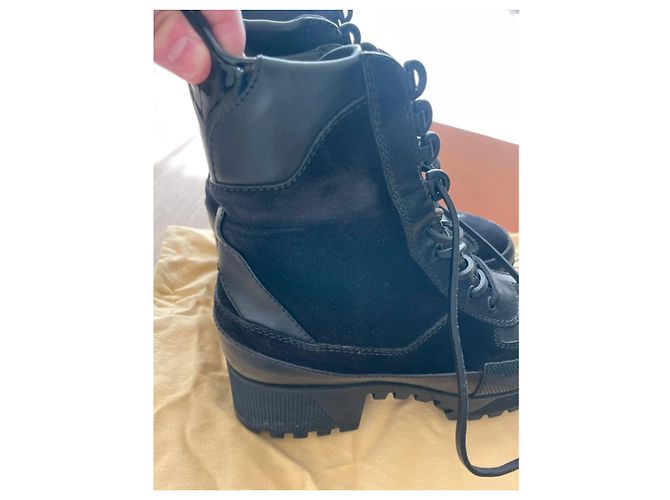 Louis Vuitton Stivaletti con Lacci in Pelle e Camoscio Nero - vista 2