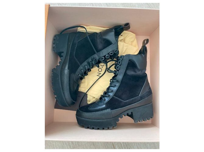Louis Vuitton Stivaletti con Lacci in Pelle e Camoscio Nero - vista 3