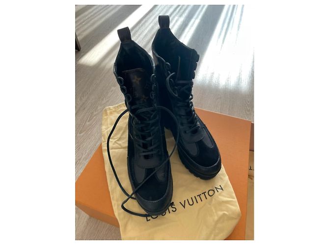 Louis Vuitton Stivaletti con Lacci in Pelle e Camoscio Nero - vista 4
