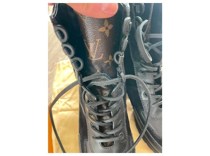 Louis Vuitton Stivaletti con Lacci in Pelle e Camoscio Nero - vista 5