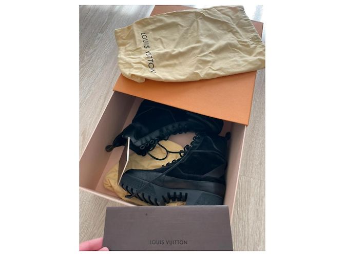 Louis Vuitton Stivaletti con Lacci in Pelle e Camoscio Nero - vista 7
