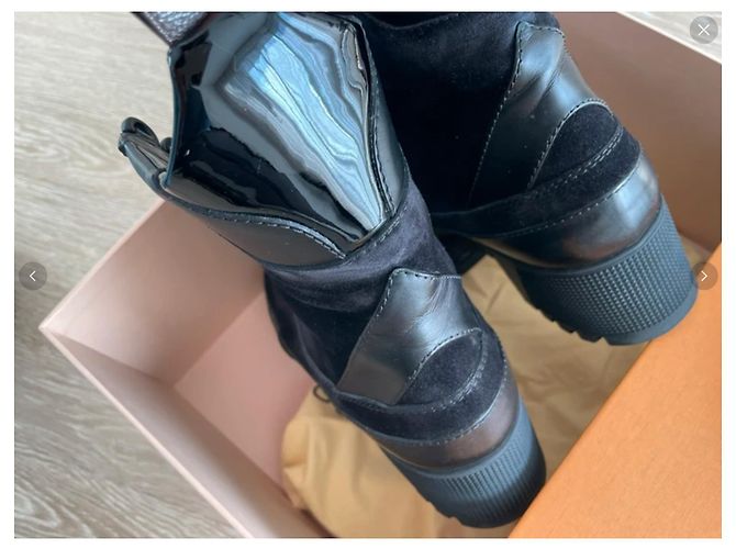 Louis Vuitton Stivaletti con Lacci in Pelle e Camoscio Nero - vista 8