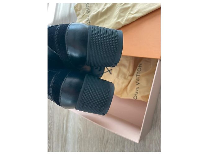 Louis Vuitton Stivaletti con Lacci in Pelle e Camoscio Nero - vista 9