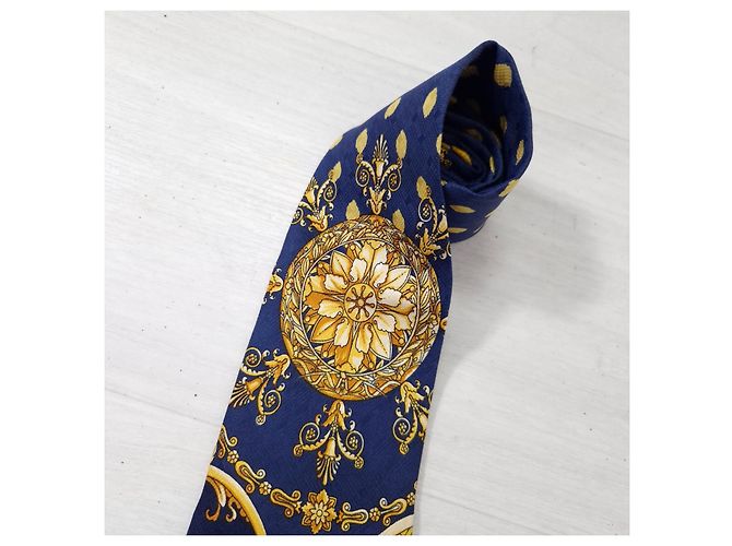 Versus Versace Cravatta in seta Versus Gianni Versace Stampa Barocca Blu e Oro D'oro - vista 2