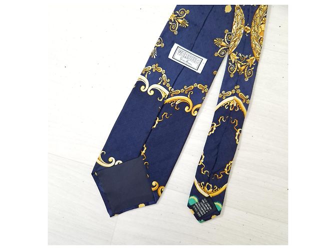 Versus Versace Cravatta in seta Versus Gianni Versace Stampa Barocca Blu e Oro D'oro - vista 3