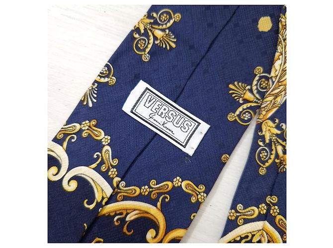 Versus Versace Cravatta in seta Versus Gianni Versace Stampa Barocca Blu e Oro D'oro - vista 4