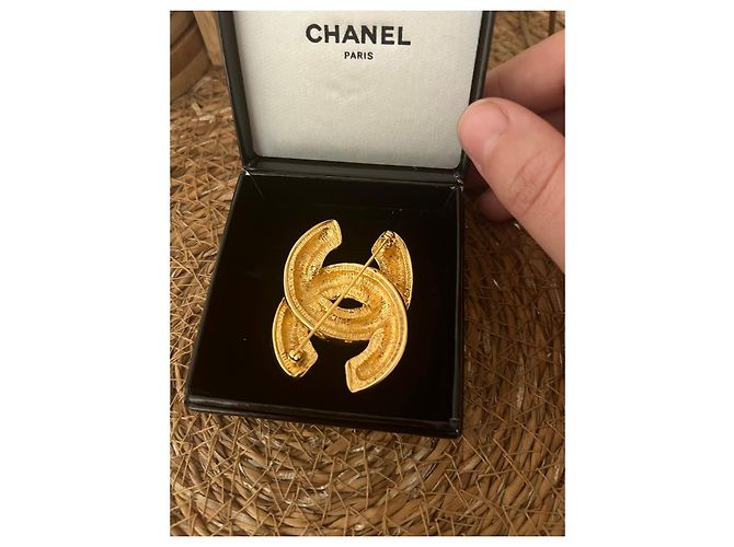 Spilla Chanel CC Logo Oro D'oro - vista 3