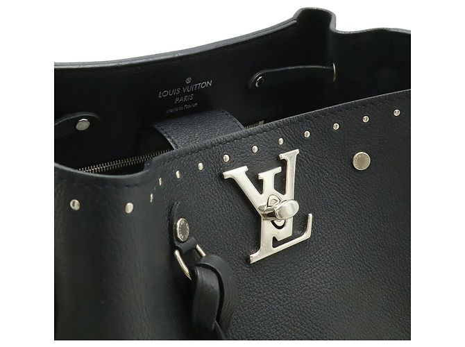 Borsa a tracolla Louis Vuitton Lockmere Bucket borchiata Nero - vista 9