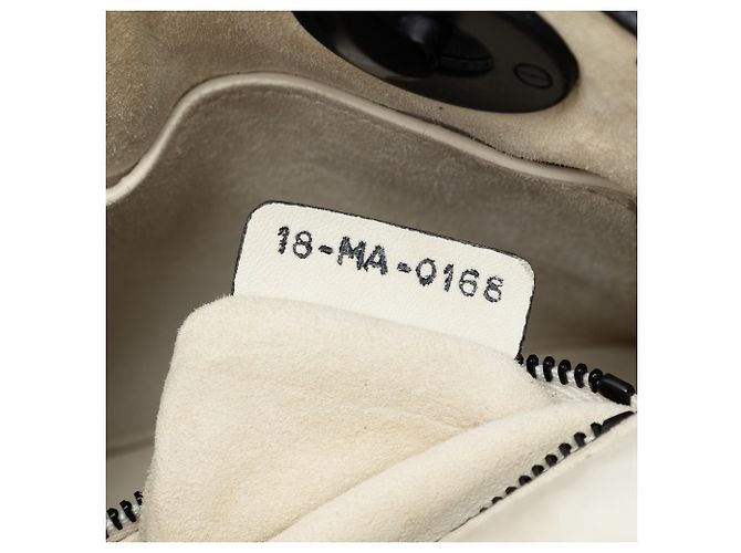 Lady Dior in agnello morbido bianco con cannage e borchie - vista 6
