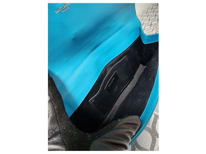 Yves Saint Laurent Saint Laurent Pochette Cassandre en Cuir Caviar - Turquoise Bleu - vue 11