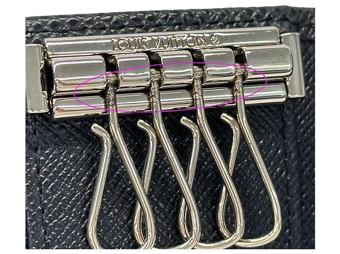 Porte-clés en cuir Taiga Louis Vuitton Noir - vue 8