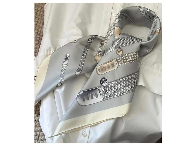 Carré Hermès Le Trésor de Médor 90cm Beige Grigio Gold hardware - vista 11
