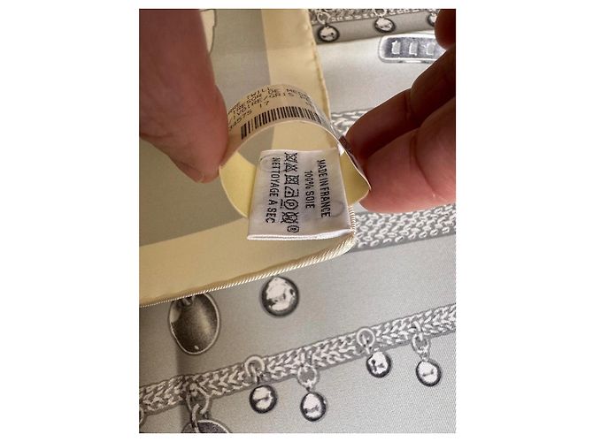 Carré Hermès Le Trésor de Médor 90cm Beige Grigio Gold hardware - vista 9