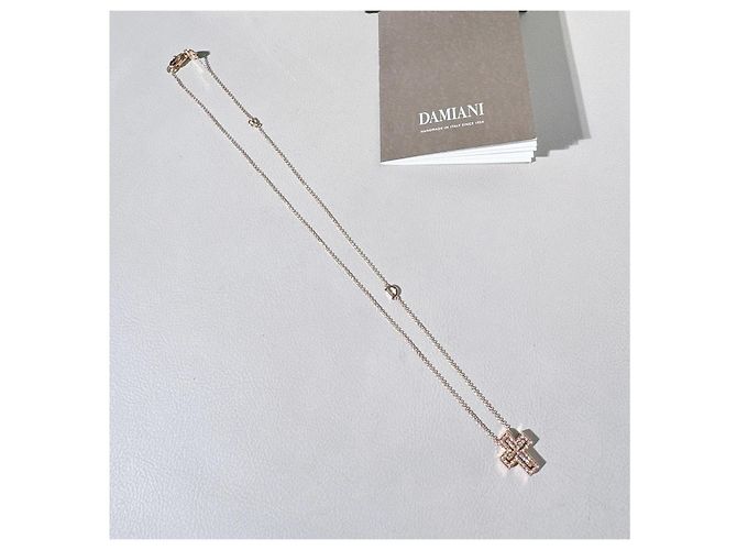 Collana a Croce Damiani Belle Époque in Oro Rosa e Diamanti D'oro - vista 3